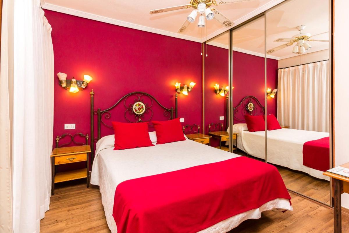 Un dormitorio rojo con dos camas con almohadas rojas. en Regency Torviscas Apartments and Suites, en Adeje 55 fotos más