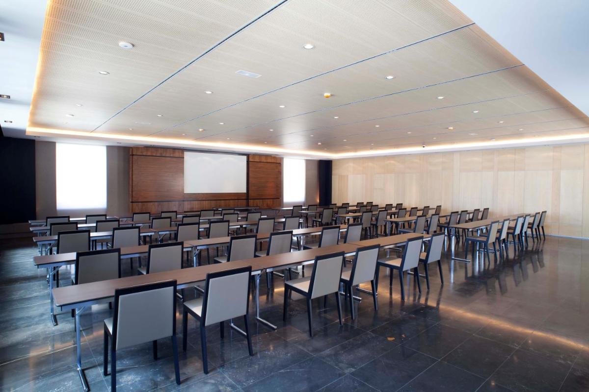 una sala de conferencias con una mesa larga y sillas en Hotel AF Pesquera, en Peñafiel