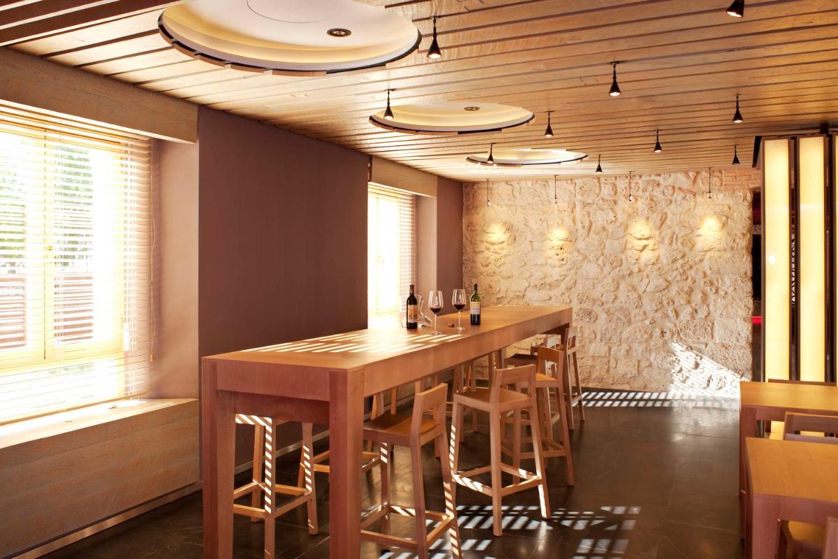 Un restaurante o sitio para comer en Hotel AF Pesquera