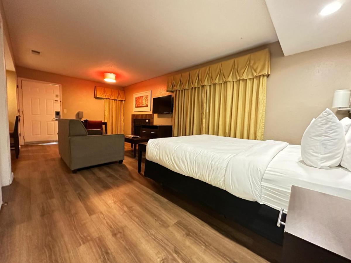 Hawthorn Extended Stay by Wyndham Wichita - Housity