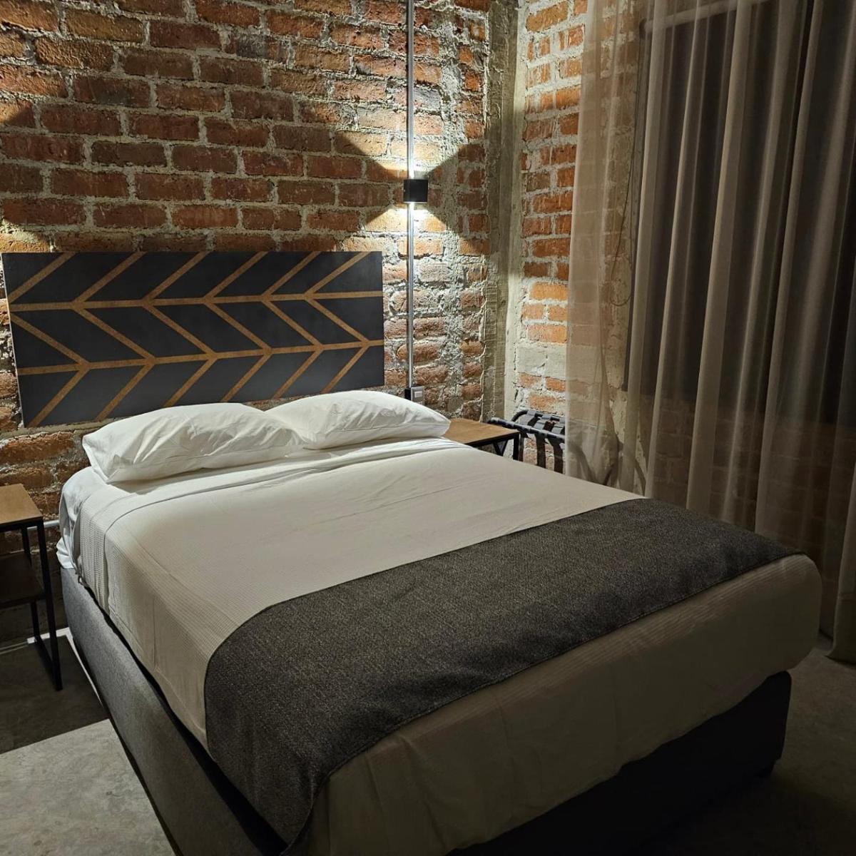 Hotel The Roof - Housity