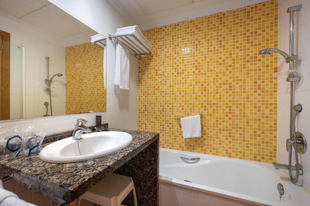 Un baño de Hotel Playas de Guardamar