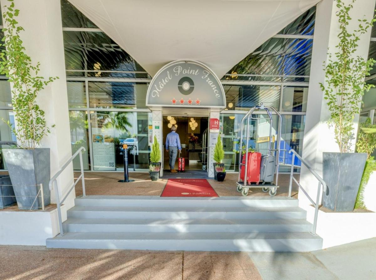 une entrée de magasin avec des escaliers et des bagages dans l'établissement Hôtel Point France, à Arcachon