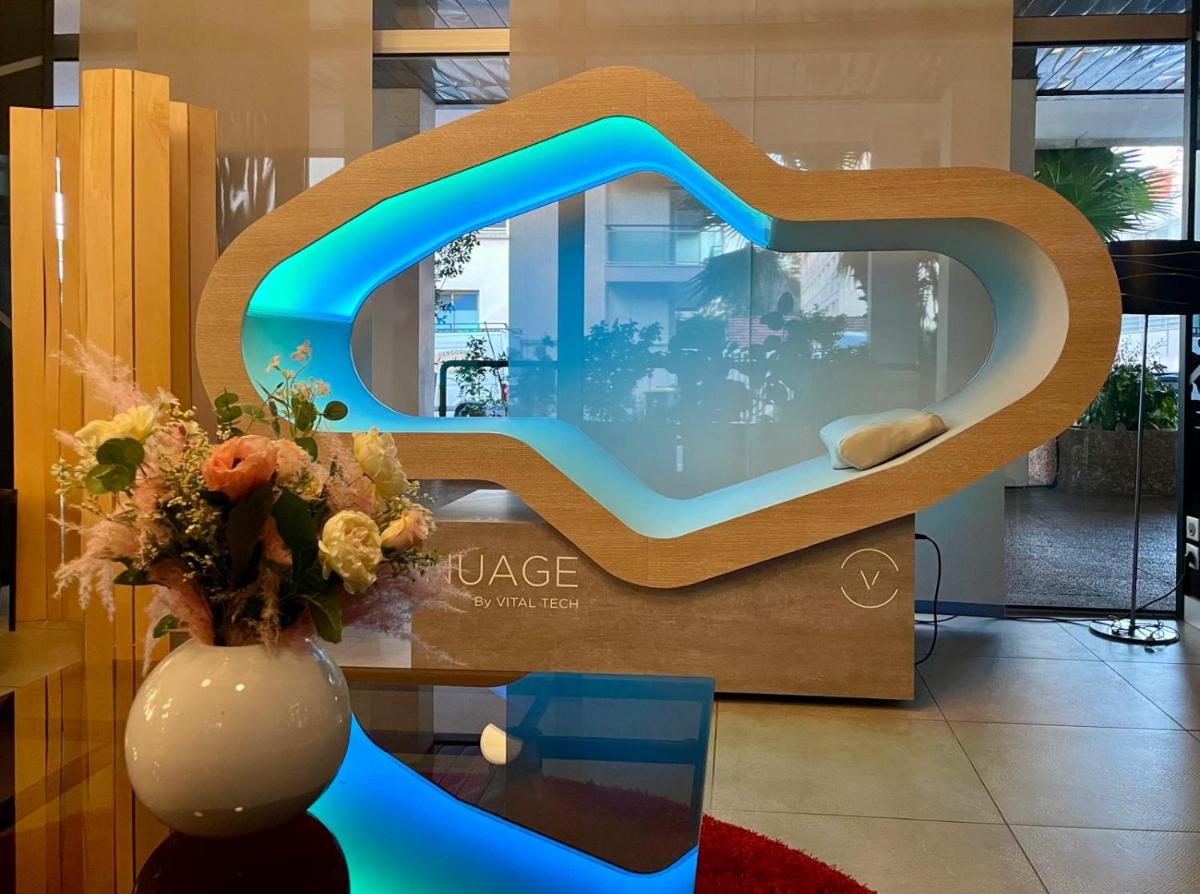 une vitrine avec un vase sur une table dans l'établissement Hôtel Point France, à Arcachon