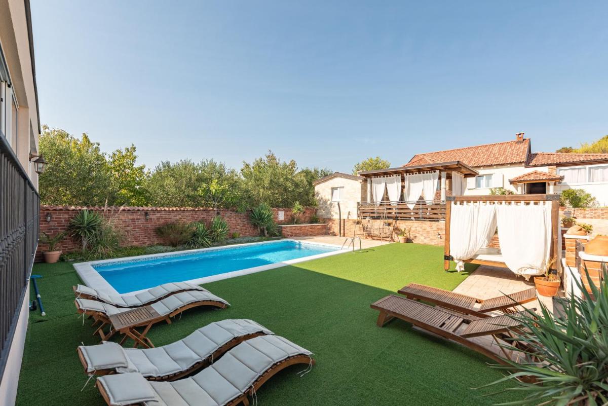 Villa Nikolina - Housity