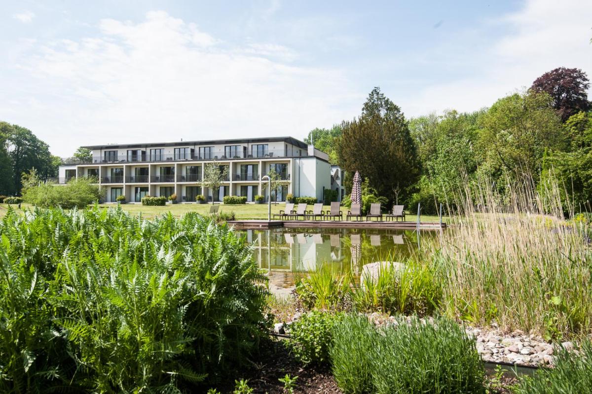Ein Garten an der Unterkunft Schlossgut Gross Schwansee