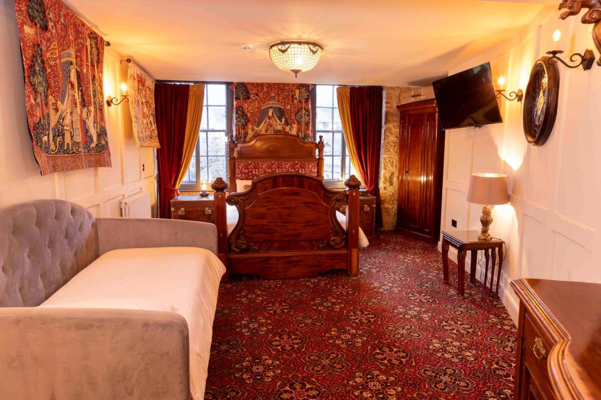 The Dirty Bottles Inn - Housity
