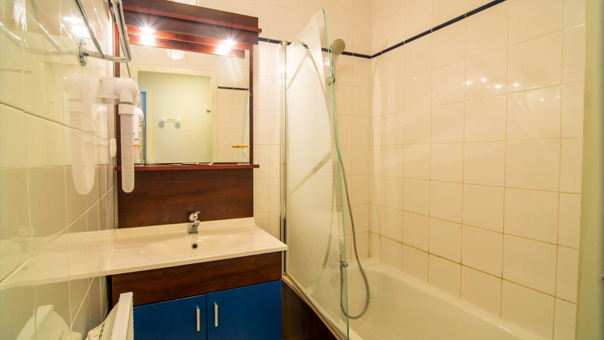 Salle de bains dans l'établissement Vacancéole - Appart'Vacances Pyrénées 2000