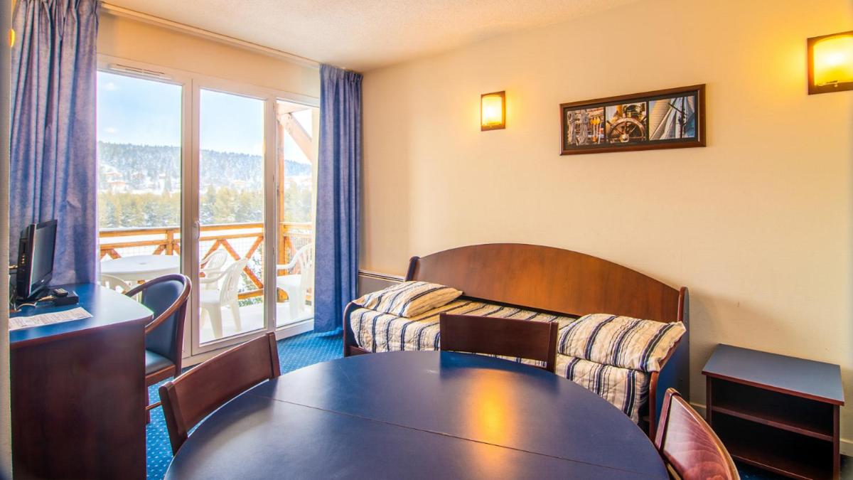 Coin salon dans l'établissement Vacancéole - Appart'Vacances Pyrénées 2000