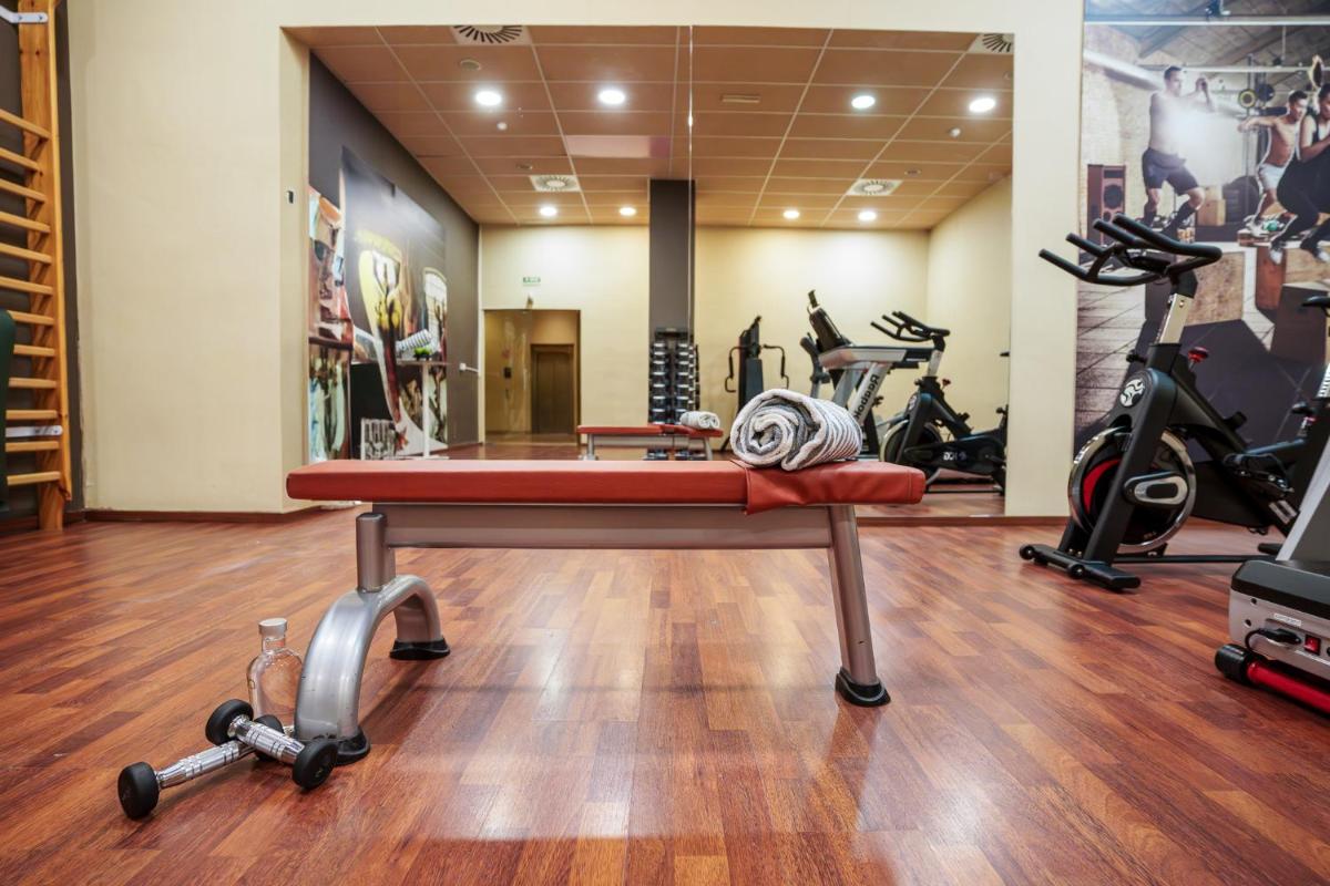 Gimnasio o instalaciones de fitness de AZZ Valencia Congress Hotel & Spa