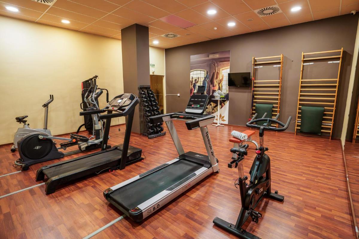 Gimnasio o instalaciones de fitness de AZZ Valencia Congress Hotel & Spa