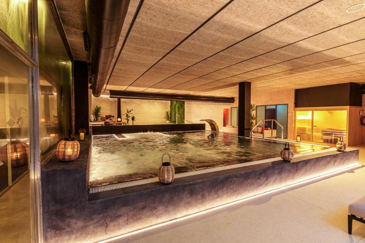 una piscina en medio de un edificio en AZZ Valencia Congress Hotel & Spa, en Paterna