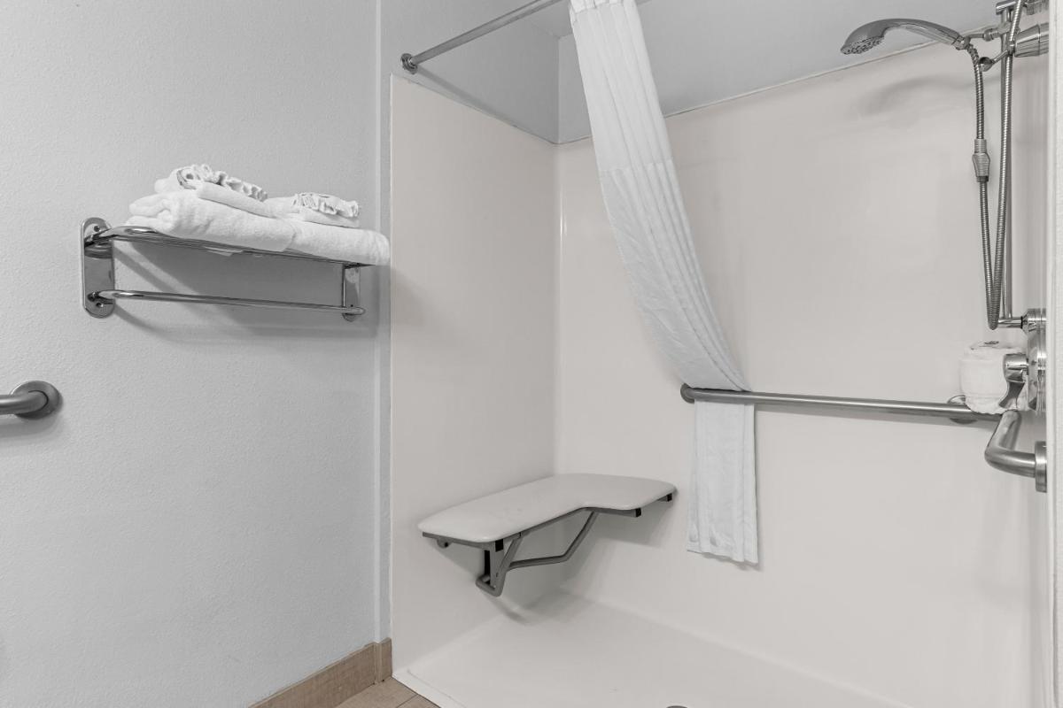 Comfort Inn & Suites near Tinley Park Amphitheater - Housity