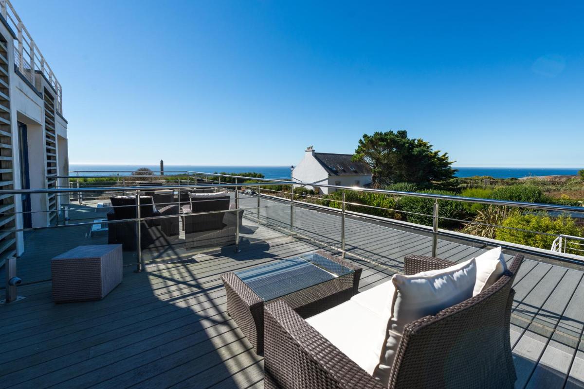 Balcon ou terrasse dans l'établissement Hostellerie de la Pointe Saint-Mathieu - SPA & Restaurant