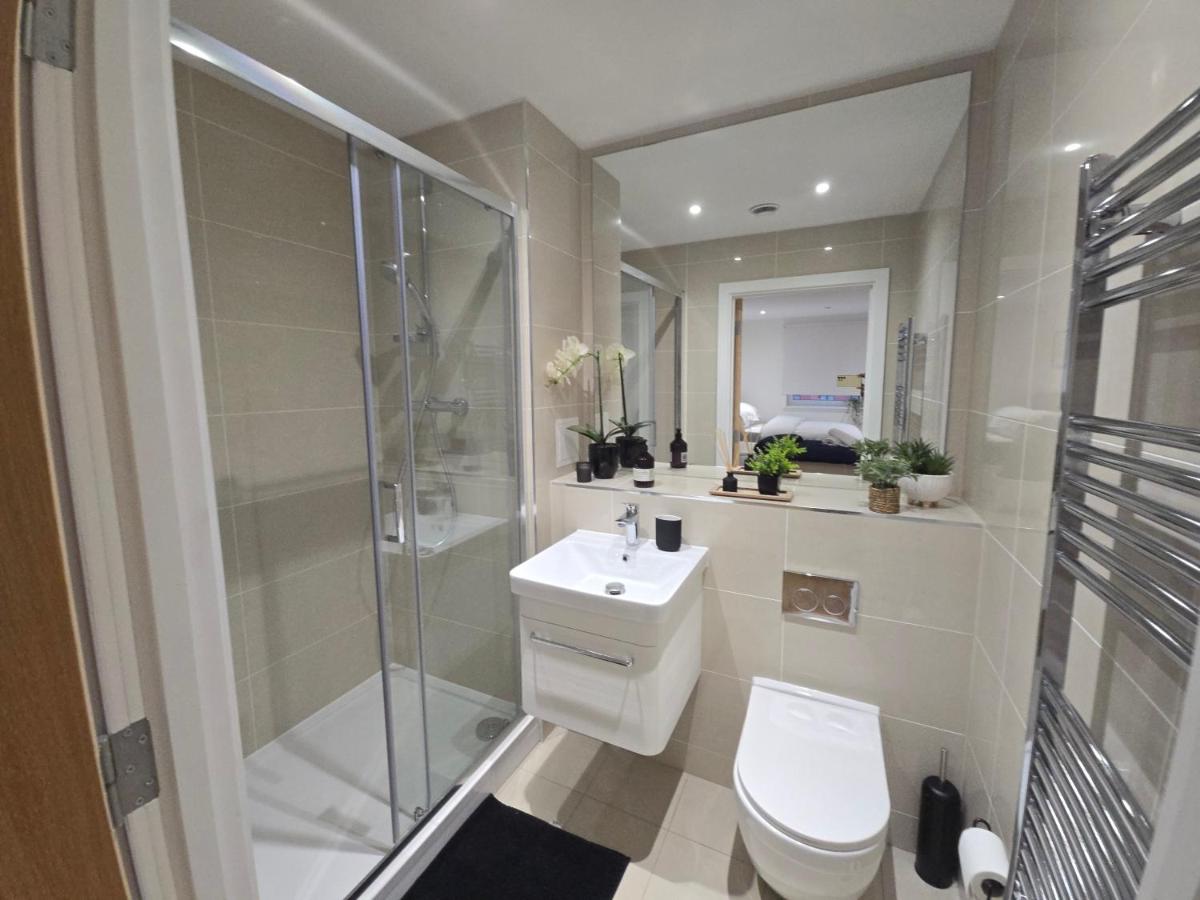 Snuggle Inn Serviced Apartments, Great choice for large groups, Contractors, Business Executives and Family Vacations in the stunning valley of Surrey Hills, secure Private Parking, Offering Easy Train Access to London, Gatwick airport, M25 - Housity