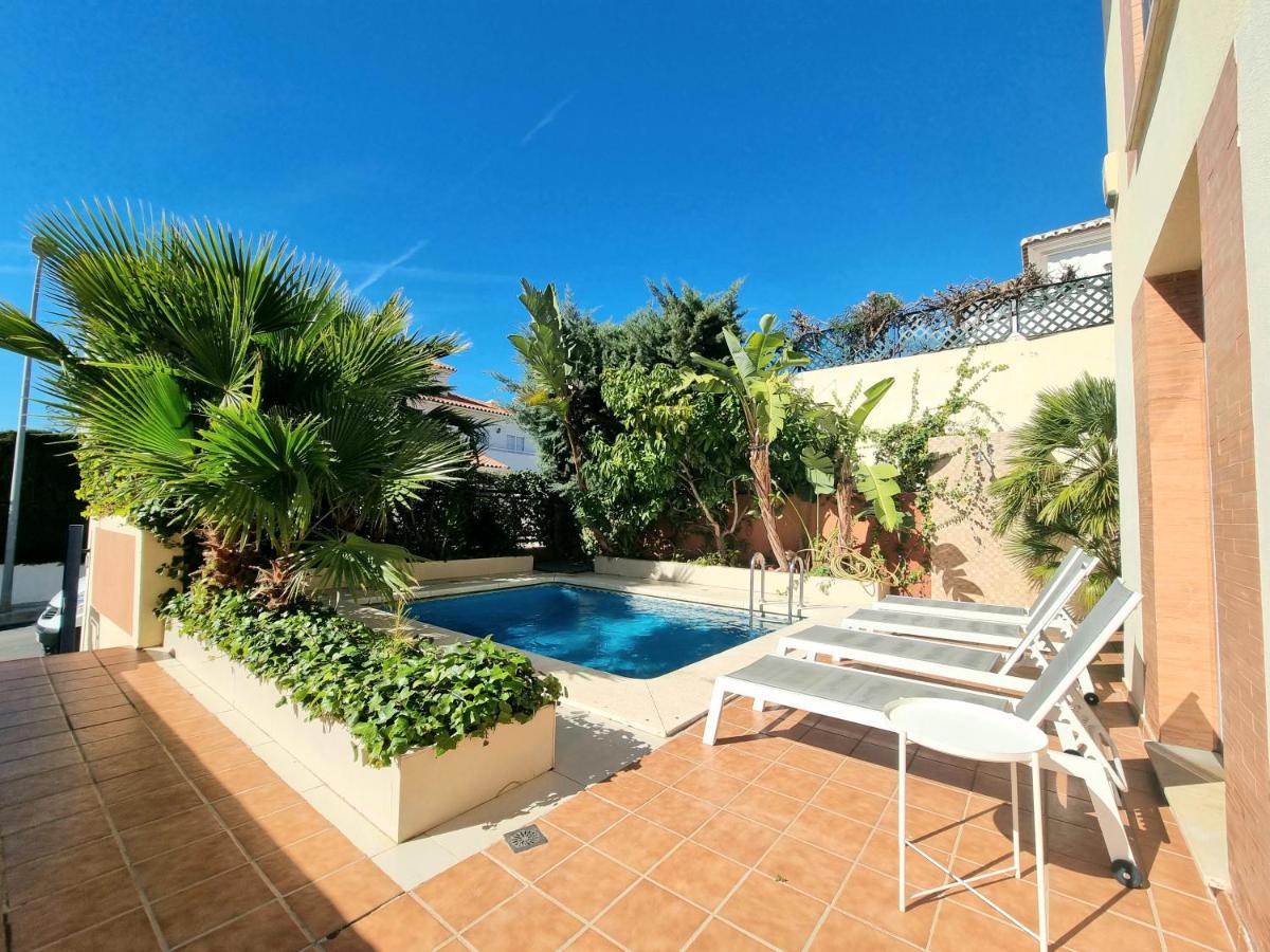 Stunning Home with Outdoor Swimmingpool, 4 Bedrooms and Wifi - Housity