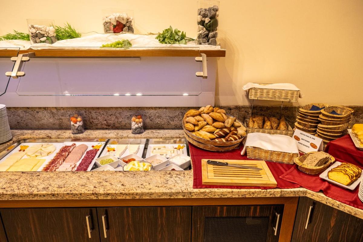 Comida en o cerca de este hotel