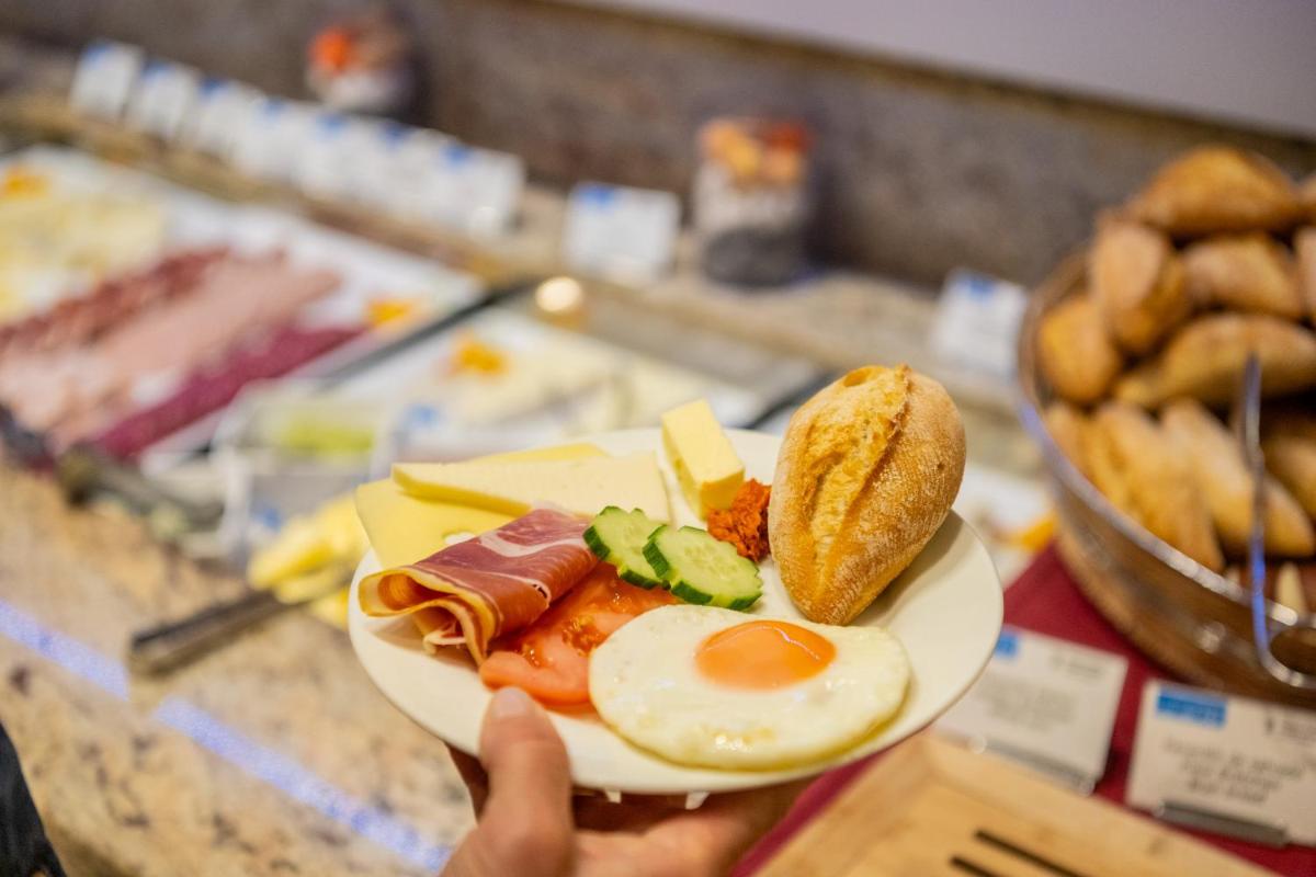 Comida en o cerca de este hotel