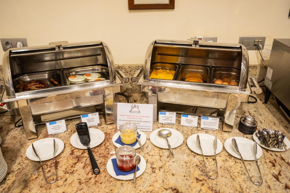 Comida en o cerca de este hotel