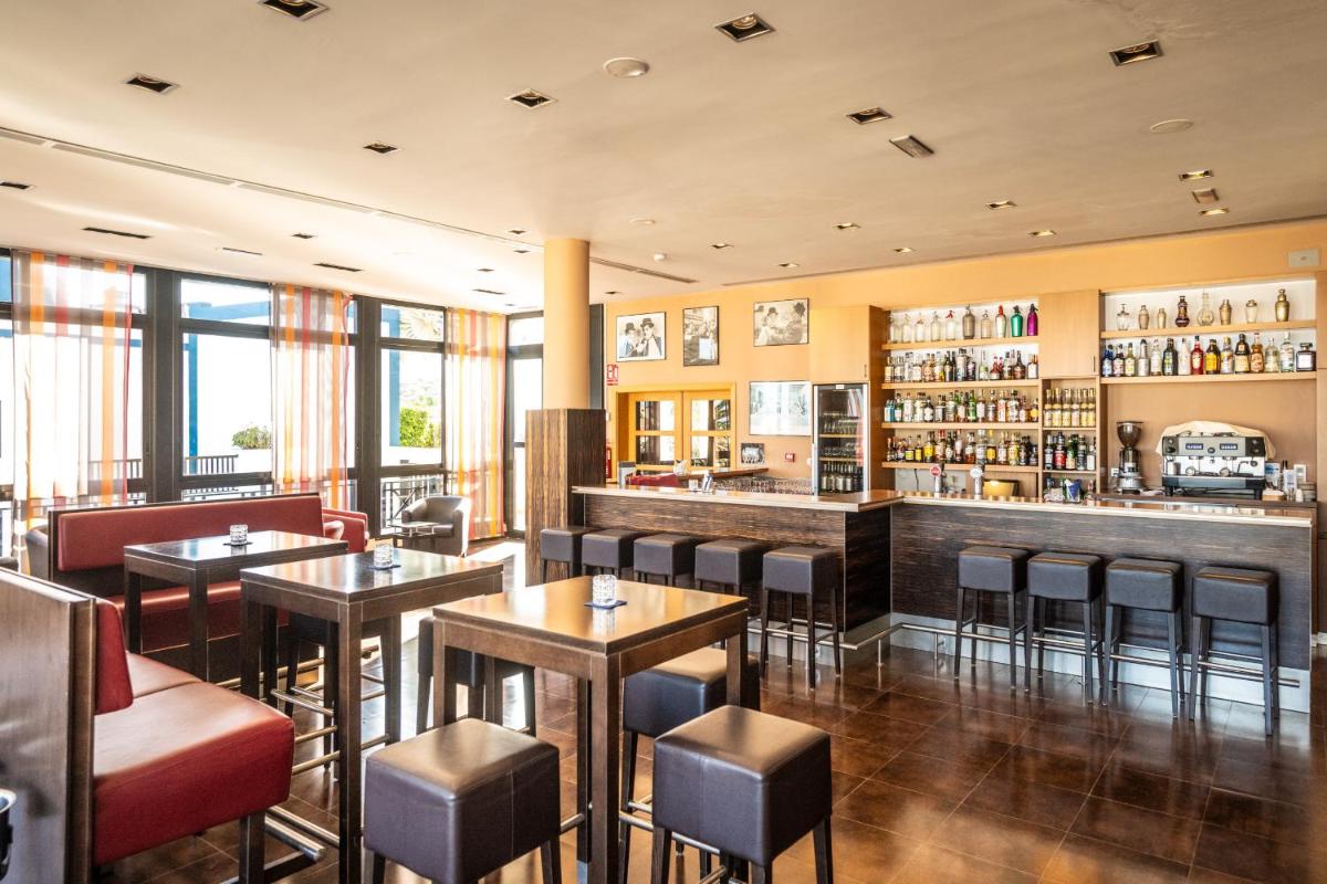 El salón o zona de bar de Luz Del Mar
