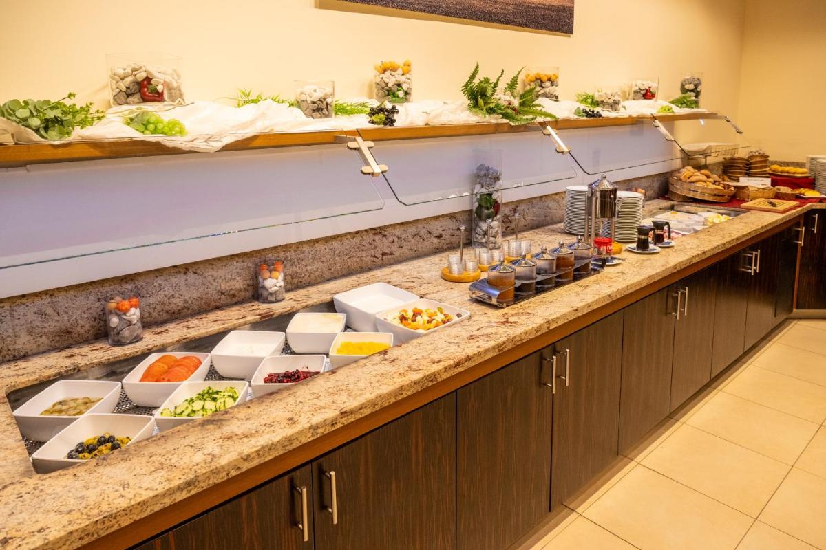 Comida en o cerca de este hotel