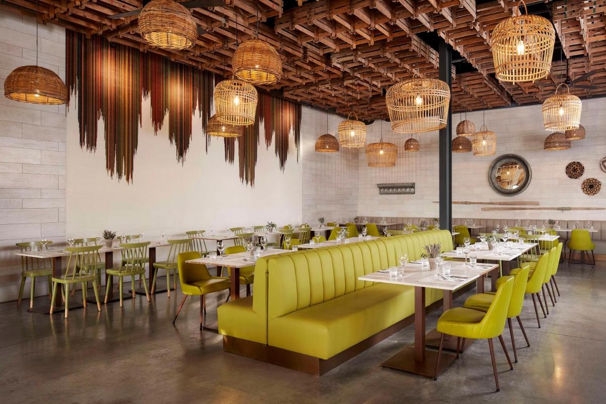 Um restaurante ou outro lugar para comer em Tivoli Alvor Algarve - All Inclusive Resort
