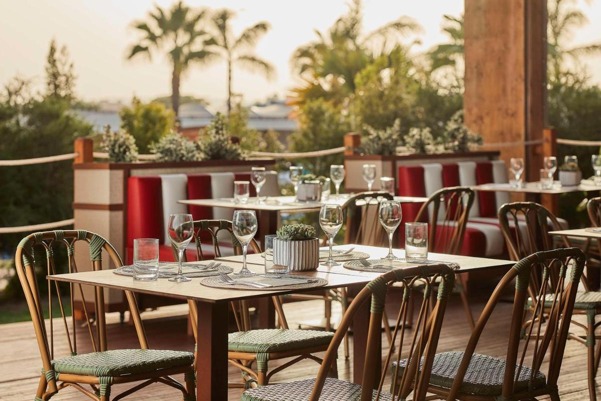 Um restaurante ou outro lugar para comer em Tivoli Alvor Algarve - All Inclusive Resort