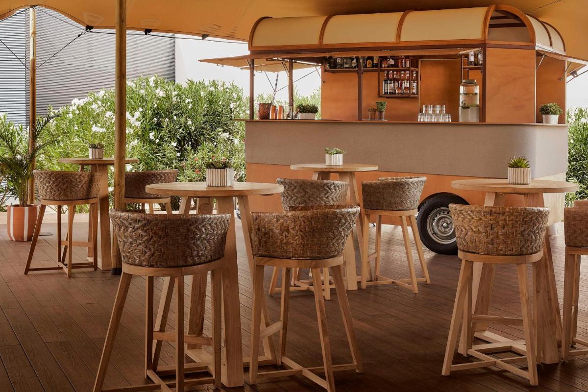 Um restaurante ou outro lugar para comer em Tivoli Alvor Algarve - All Inclusive Resort