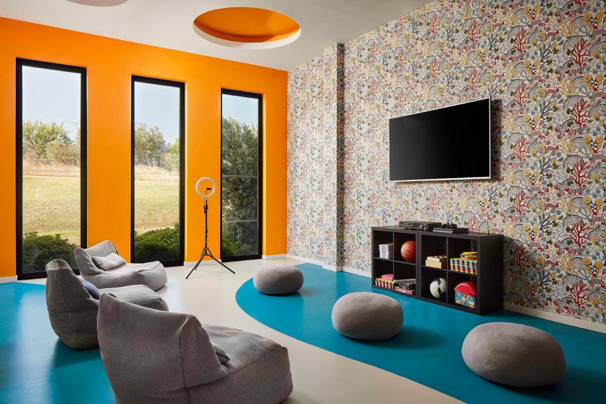 Uma televisão e/ou sistema de entretenimento em Tivoli Alvor Algarve - All Inclusive Resort