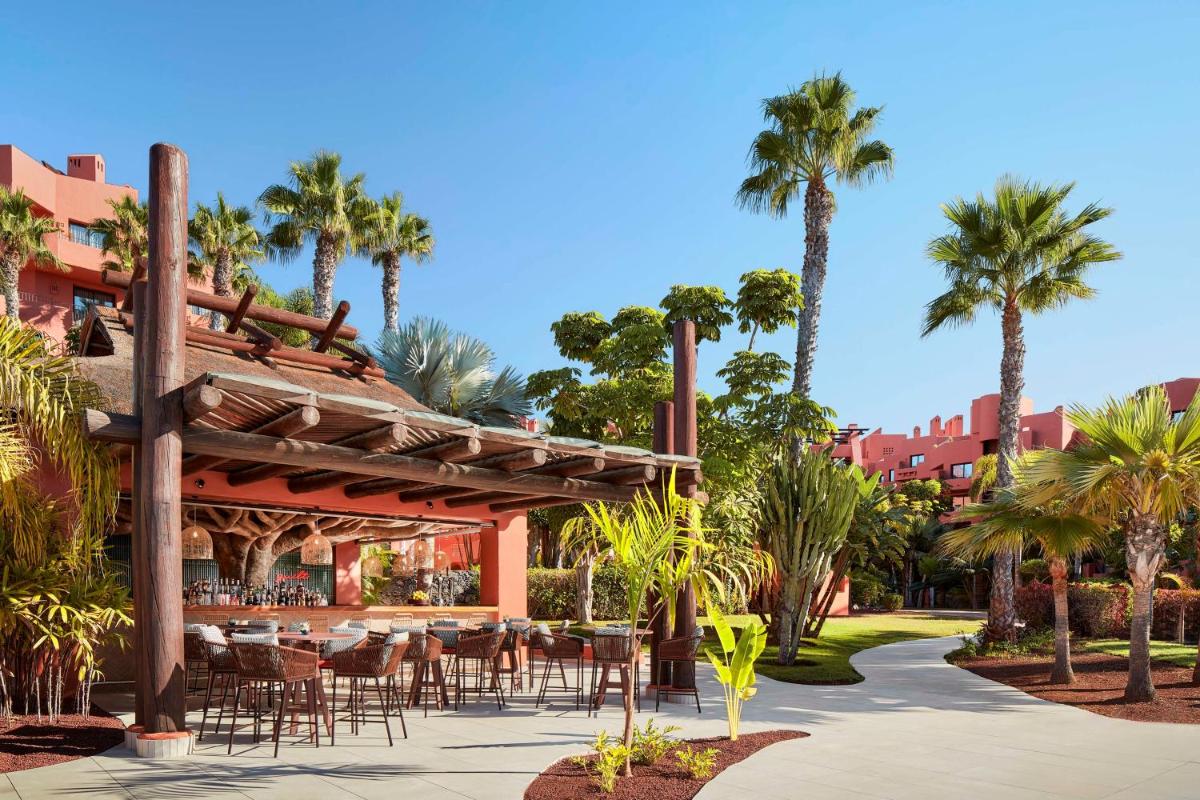 Jardín al aire libre en Tivoli La Caleta Resort