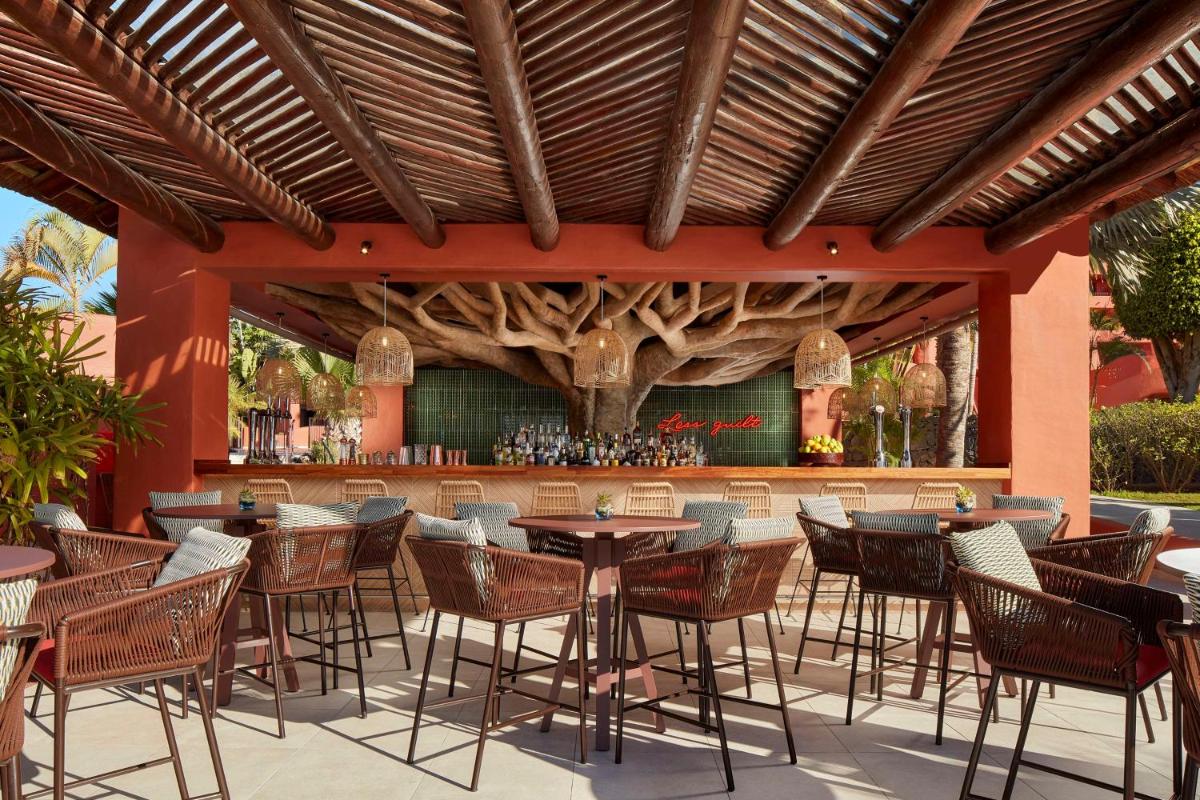 Un restaurante o sitio para comer en Tivoli La Caleta Resort