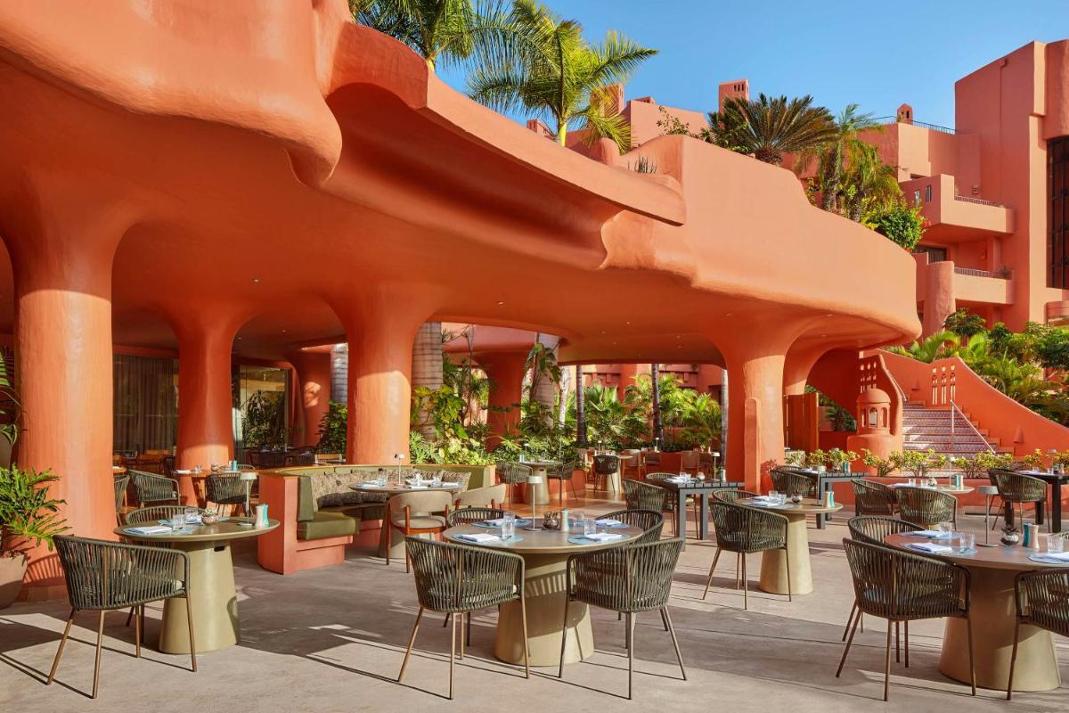 Un restaurante o sitio para comer en Tivoli La Caleta Resort