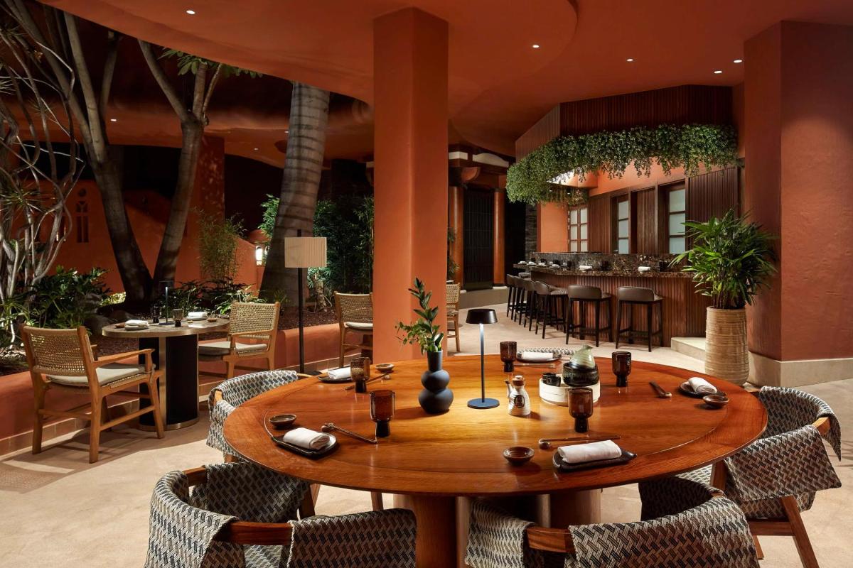 Un restaurante o sitio para comer en Tivoli La Caleta Resort