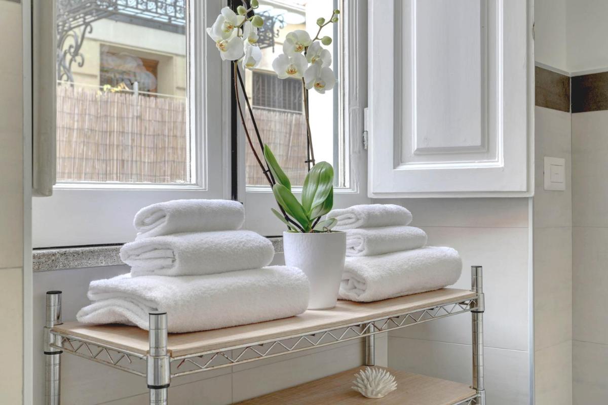 Santi Quattro Apartment & Rooms - Colosseo - Housity