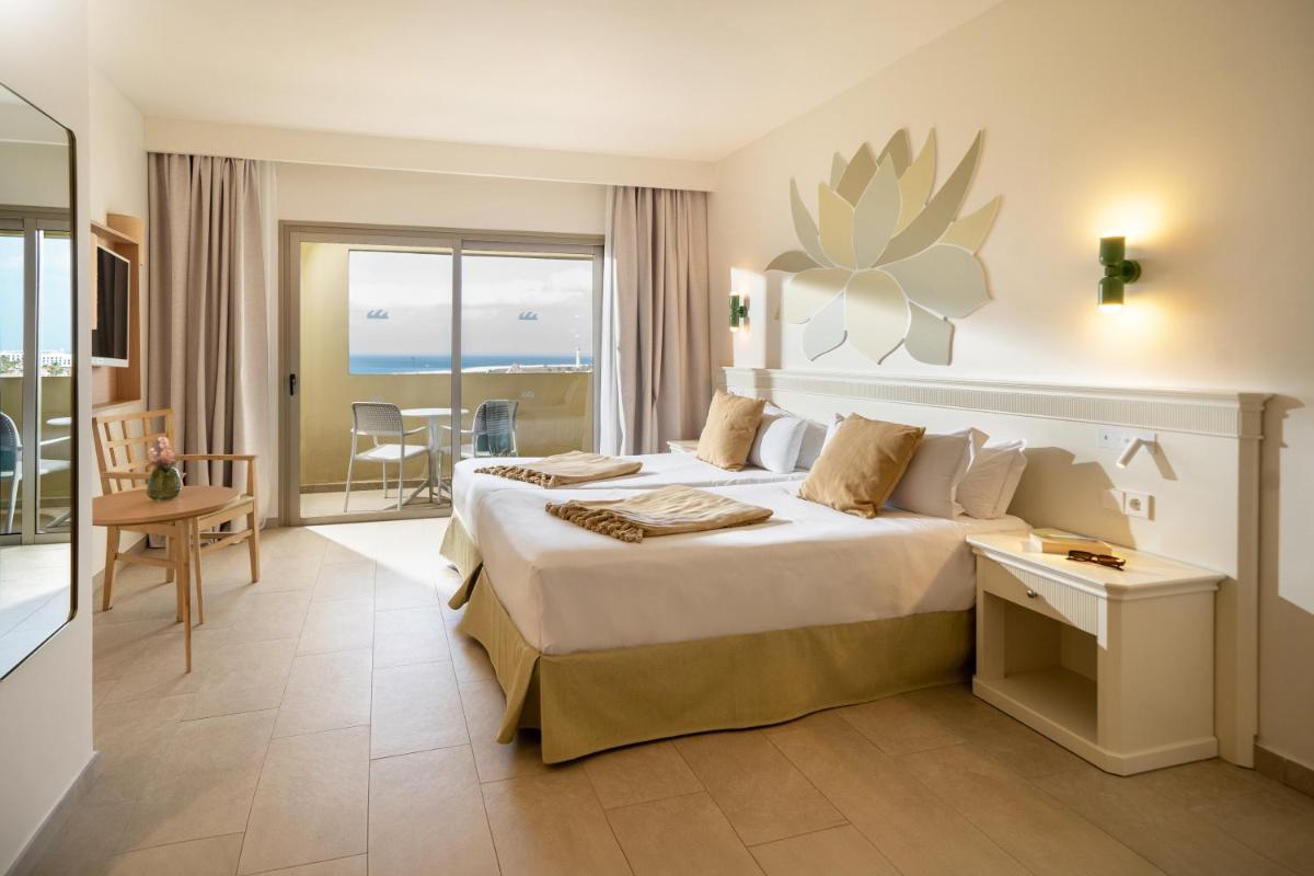 Cama o camas de una habitación en Iberostar Waves Gaviotas Park