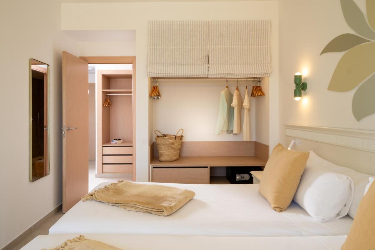 Cama o camas de una habitación en Iberostar Waves Gaviotas Park