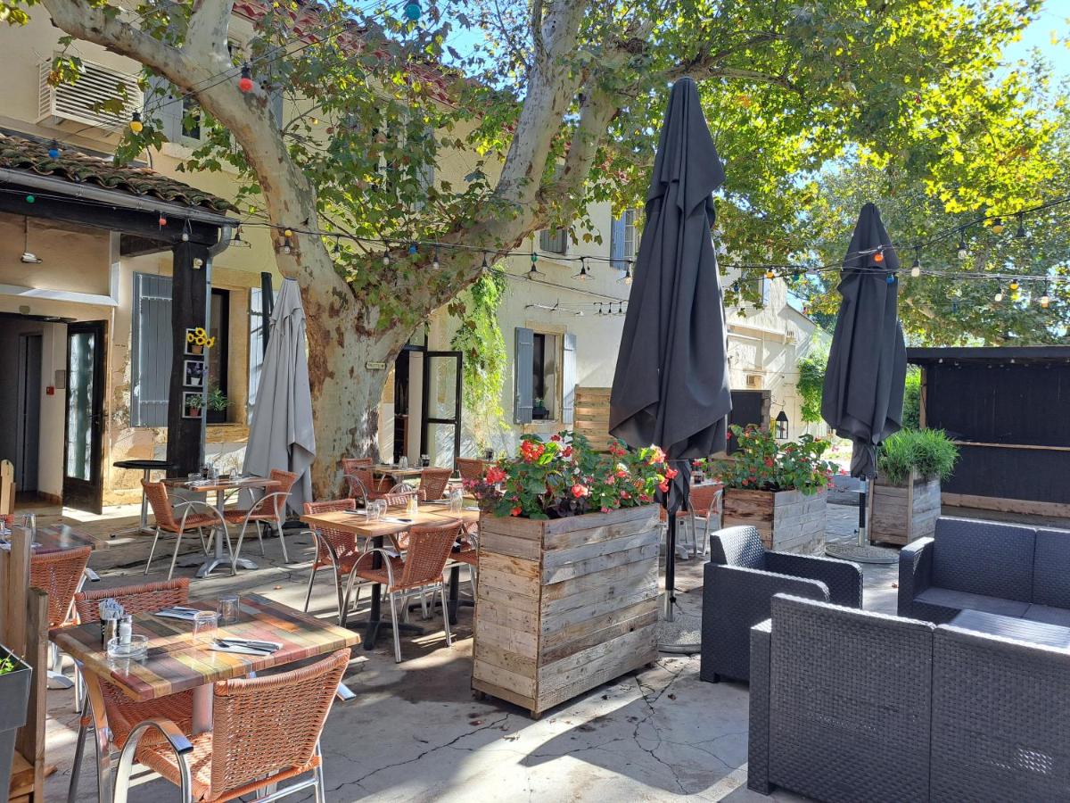 Logis Hotel Restaurant Les Platanes - Housity