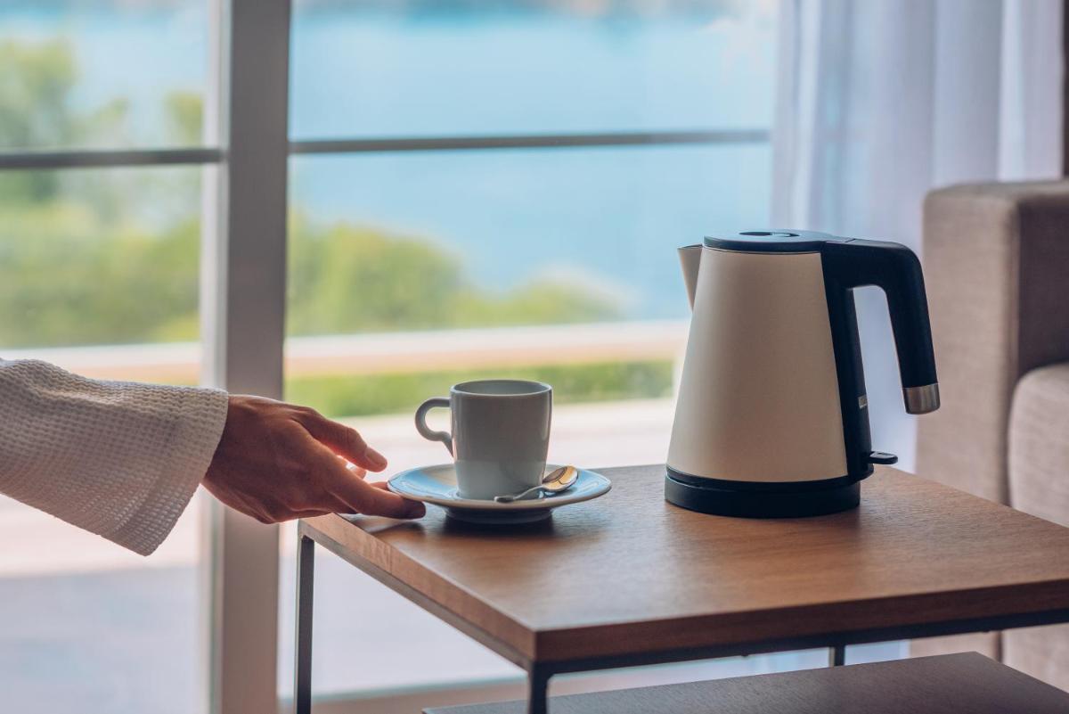Utensilios para hacer té y café en Iberostar Selection Jardín del Sol Suites - Adults Only