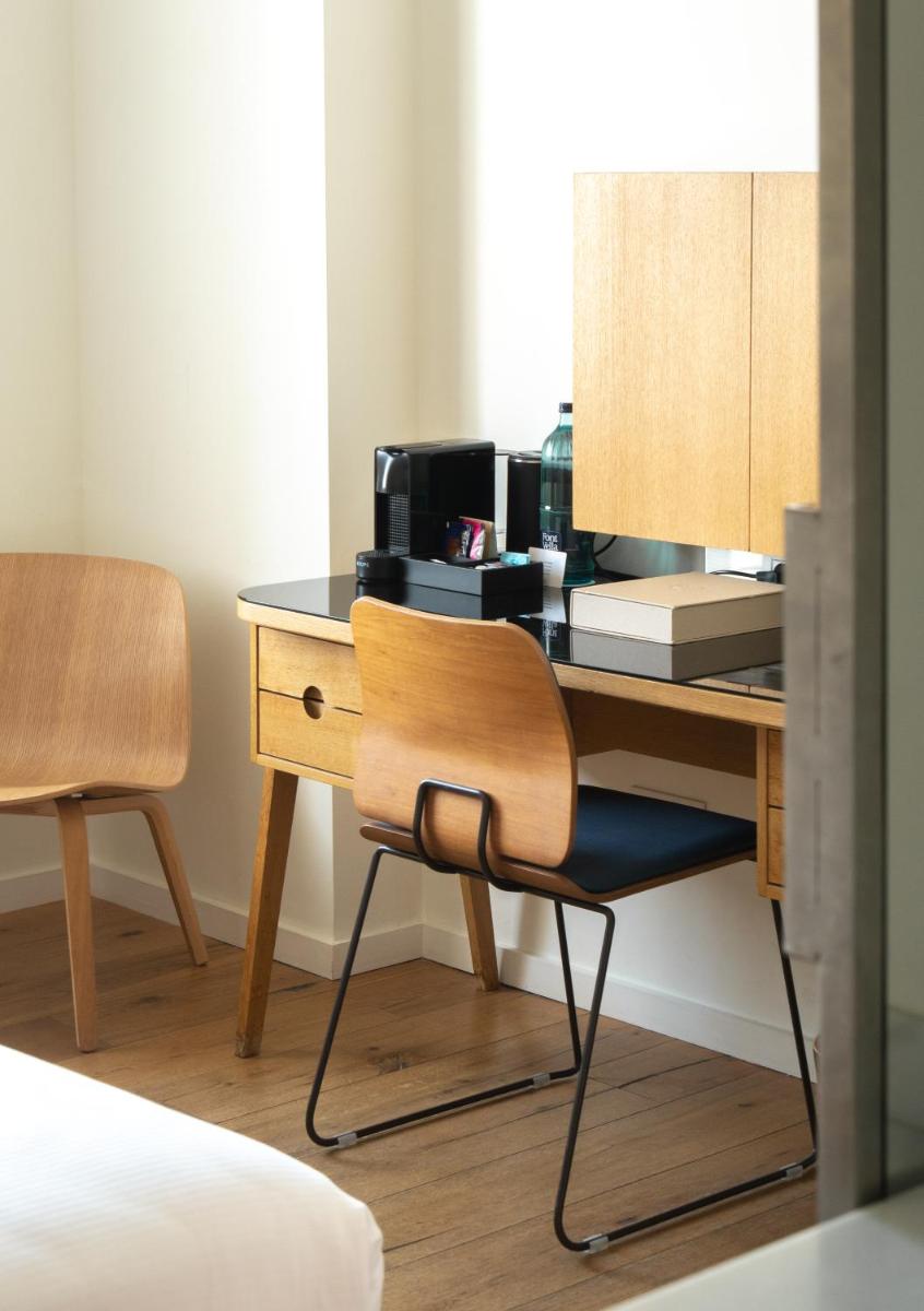 Una televisión o centro de entretenimiento en Hostal Empúries