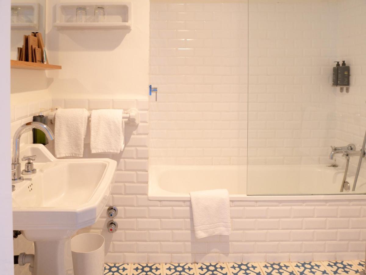 Un baño de Hostal Empúries