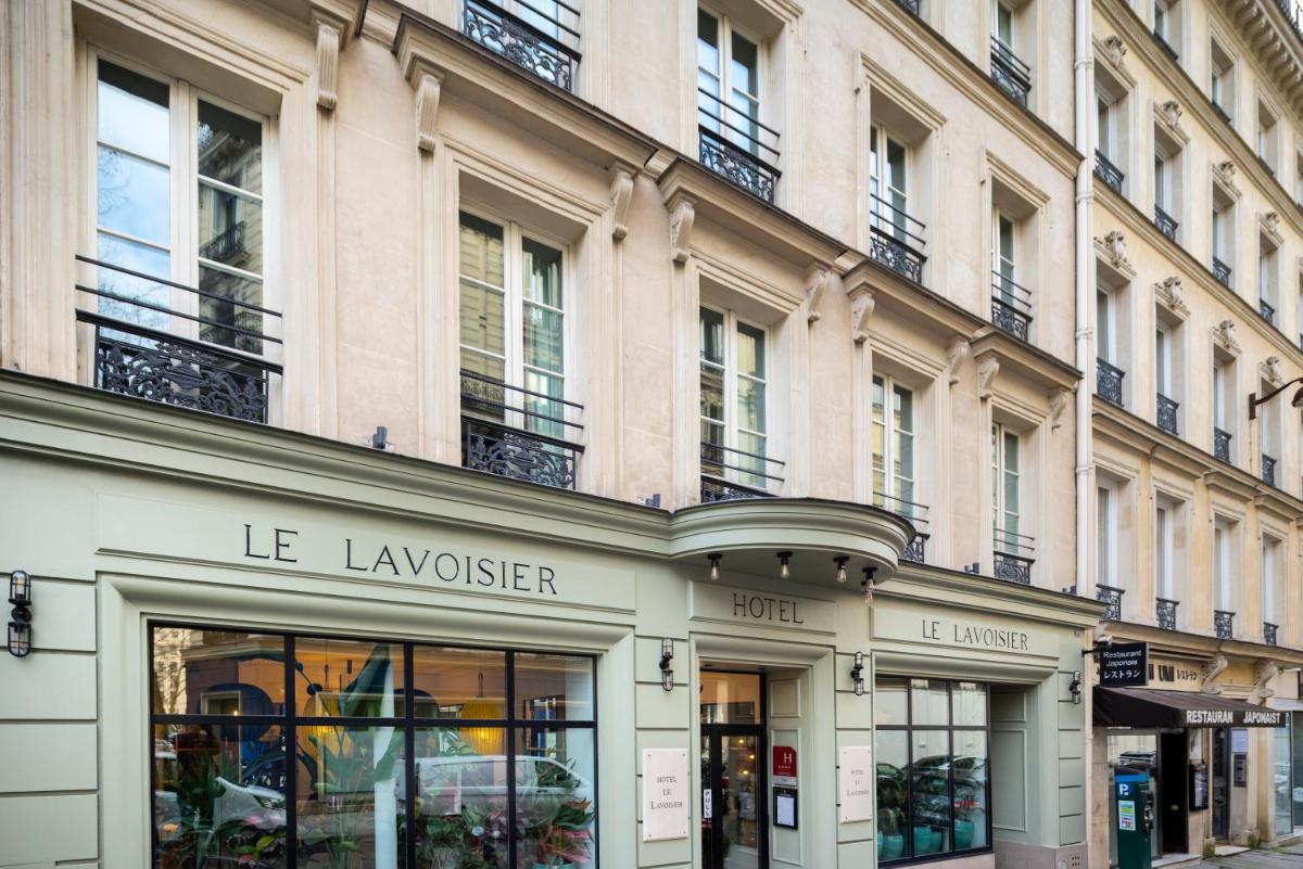 une façade de magasin d'un immeuble avec un lavrier dans l'établissement Hôtel Le Lavoisier & Spa, à Paris