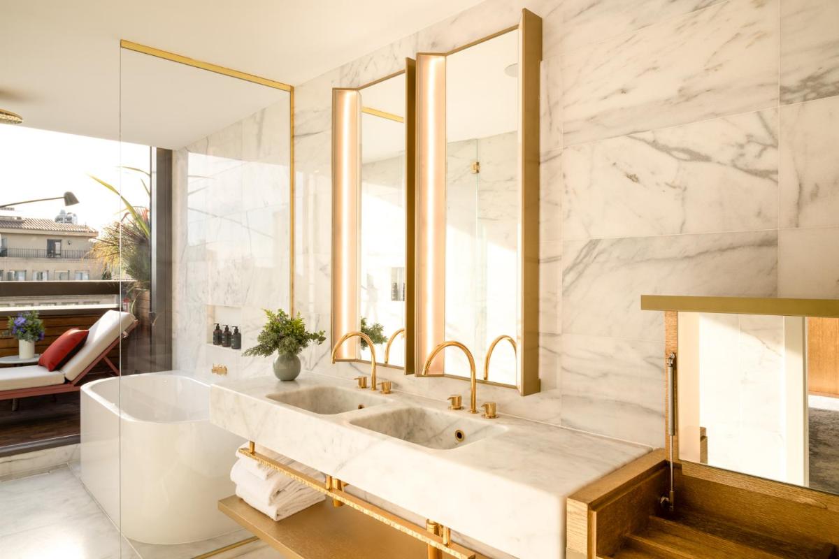 Un baño con lavabo y un espejo grande. en Almanac Barcelona, en Barcelona