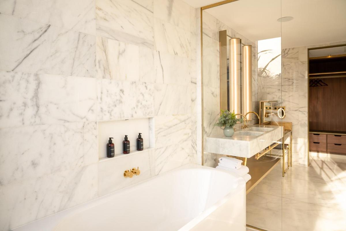 Un baño de Almanac Barcelona