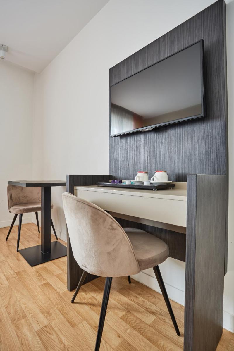 une salle à manger avec une table et une chaise dans l'établissement Appart Hotel Odalys City Paris Montmartre, à Paris