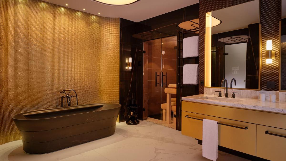ein Badezimmer mit einer großen Badewanne und 2 Waschbecken in der Unterkunft Hotel Taschenbergpalais Kempinski in Dresden