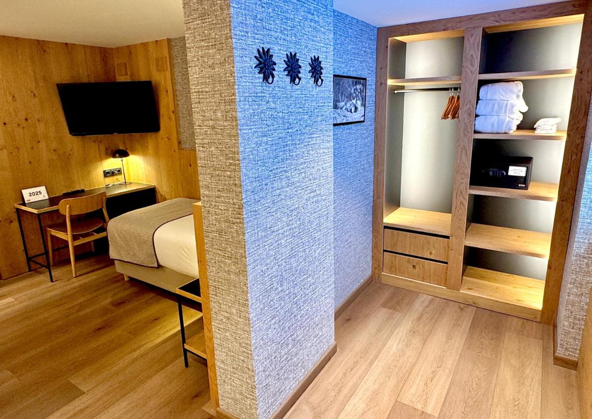 Una televisión o centro de entretenimiento en Hotel Petit Lacreu
