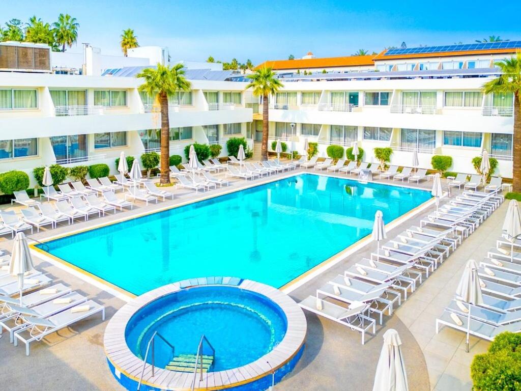 Melpo Antia Hotel & Suites - Housity