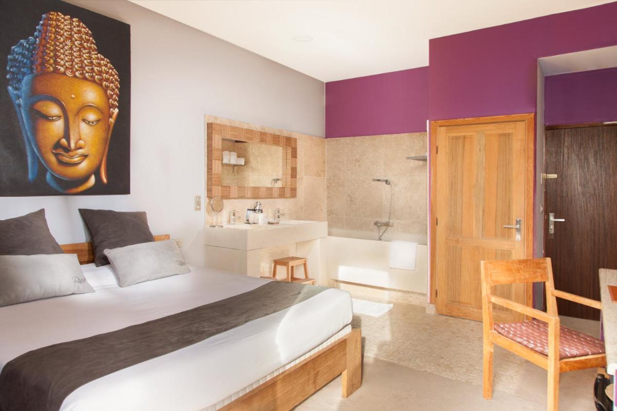 Un ou plusieurs lits dans un hébergement de l'établissement Hotel restaurant Spa Disini Montpellier Est, The Originals Relais