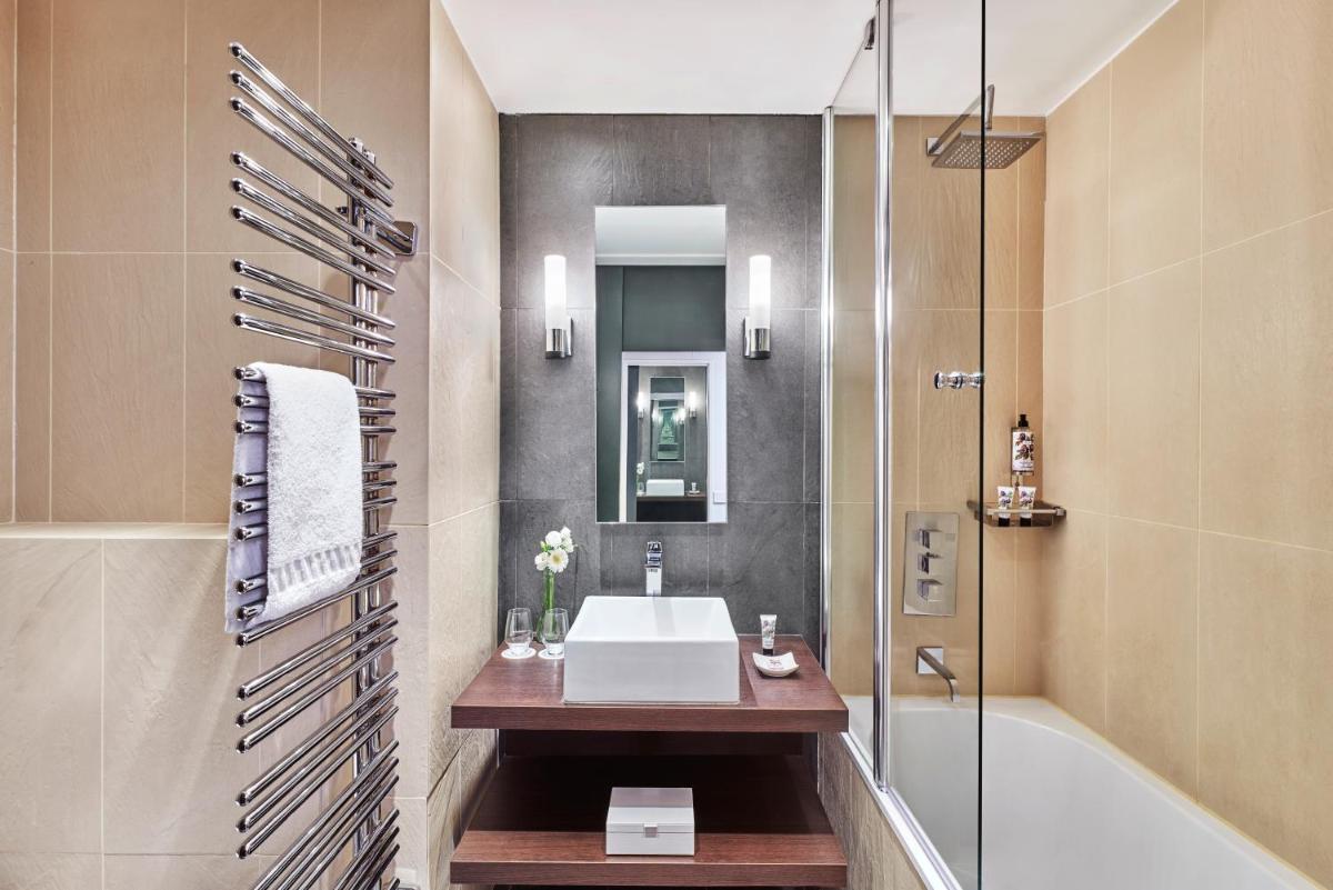 Salle de bains dans l'établissement Hôtel Barrière Le Gray d'Albion