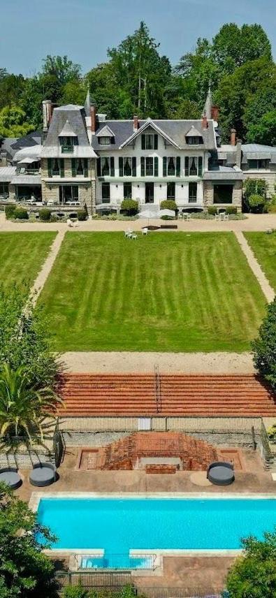 une vue aérienne d'une grande maison avec piscine dans l'établissement Hôtel Villa Navarre, à Pau 19 autres photos